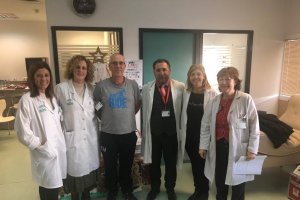 Arif Laarej junto al segundo paciente trasplantado y su equipo.