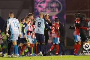 Los jugadores del Almería celebrando con su entrenador.
