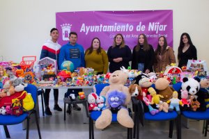 Las concejalas y jóvenes de Sol Descalzo con los juguetes.