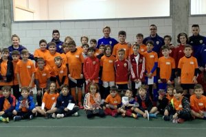 Los jugadores del mañana con su entrenador.