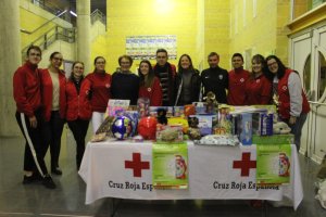 Los protagonistas con sus juguetes.