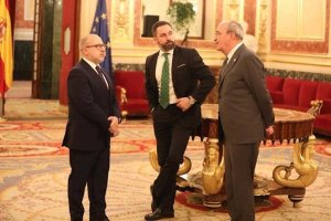 Los diputados de Vox familiares de víctimas de ETA junto a Abascal.