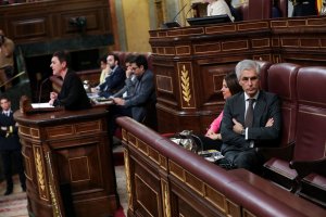 El momento que Suárez Illana da la espalda a la portavoz de EH Bildu.