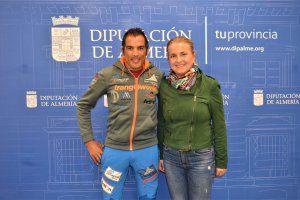 El montañero junto con la diputada de Deportes de la Diputación de Almería.