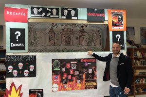 Antonio garrido junto con el tablero del IES Alhadra.