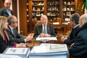Gabriel amat durante la firma de los convenios.