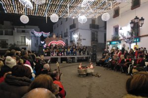 La plaza de Fondón acogió la primera Zambomba Alpujarreña