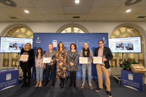 Los premiados junto a sus galardones.