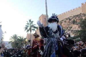 Los Reyes Magos a su salida desde la Alcazaba y por la calle Almanzor.