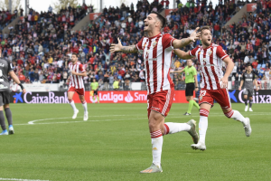 El goleador rojiblanco celebra un gol en el Mediterráneo.