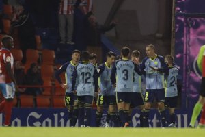 Petrovic lidera la celebración de uno de los goles del Almería.