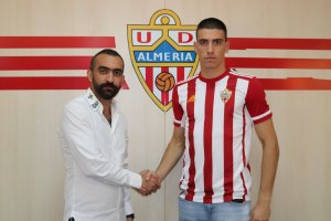 Mohamed El-Assy con el portero serbio del Almería.