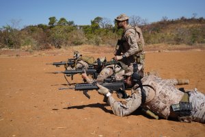 Componentes del Grupo de Artillería realizan ejercicios de tiro