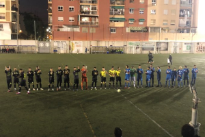 Los jugadores saludando a los aficionados.