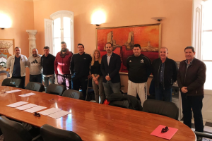 El alcalde de la villa con los representantes de los clubes.