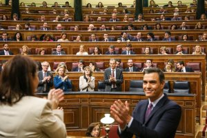 Pedro Sánchez aplaudido por sus ministros. (Foto: Congreso)