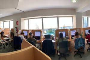 Parte del equipo de TGestión en su lugar de trabajo.