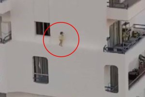 Imagen que muestra a la niña caminando por la cornisa de un quinto piso.