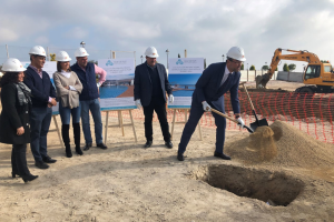 Colocación de la primera piedra.