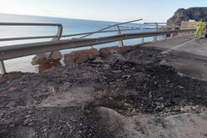 Socavón producido en El Cañarete por la caída de la roca.