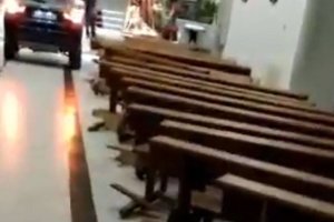 Captura del vídeo que muestra el coche en la parroquia toledana.