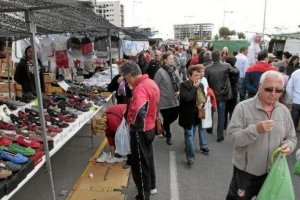Imagen de un mercadillo instalado en Almería.