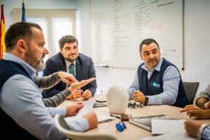El concejal Francisco Gutiérrez, en la reunión con los taxistas.