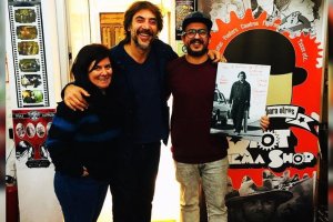 Javier Bardem, junto a Carlos Domínguez y Carmen Murxis, en Riot Cinema Shop. (Foto: FB Riot).