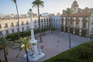 Imagen de la Plaza Vieja de Almería con el Pingurucho.