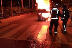 Imagne de archivo de Bomberos de Almería apagando las llamas en un contenedor.