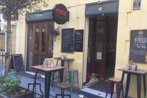 La entrada a café Cyrano, en Méndez Núñez.