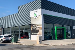 La nave de Skoda está ubicada frente a la sede central de Saveres en Huércal de Almería.