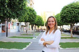 Silvia García posa en la icónica Plaza Marqués de Heredia.