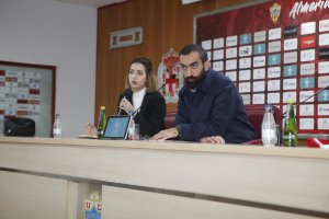 Mohamed El Assy, en la presentación de Wilfrid Kaptoum.