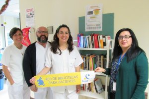 Responsables de la biblioteca con el distintivo de la red.