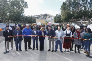 Autoridades políticas inaugurando el Parque de las Familias de Gádor.