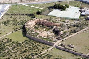 La ubicación se encuentra en un cortijo junto a la carretera nacional N-340.