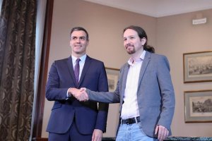 Pedro Sánchez y Pablo Iglesias, tras la firma del acuerdo.