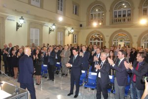 Diego Martínez Cano recibió una cerrada ovación tras recibir el Escudo de Oro de la Provincia.