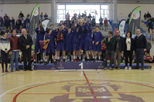 Los ganadores celebrando en el podio.