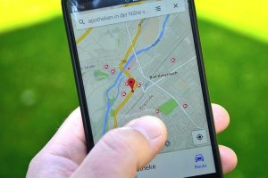 Usuario de Google Maps utiliza la aplicación.