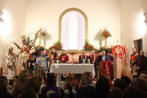 El presidente de la Asociación de Moros y Cristianos presentó al pregonero en la bajada de San Sebastián.