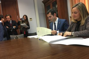 Firma del convenio entre la consejera de Fomento y el alcalde de Almería.