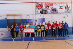 El alcalde con el cheque y los ganadores.