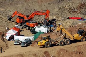 Vista del operativo de rescate de Julen de un pozo de Totalán. /Álex Zea- Europa Press -