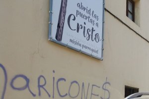 Pintada en la Iglesia de San Isidro Labrador. Foto de @EstrellaAlmeria en Twitter.