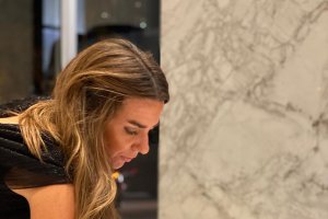 La artista plástica pintando una de sus obras de la serie ‘Mareas’ sobre Dekton en ‘Cosentino City Miami’.