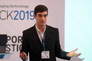 Enrique Aparicio, impartiendo una conferencia.