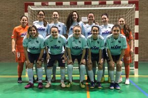 Las jugadoras celestes posando en la portería.