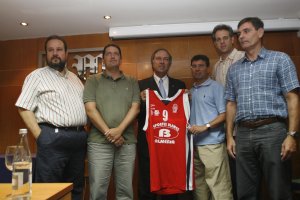Makike, primero por la izquierda, en una presentación.